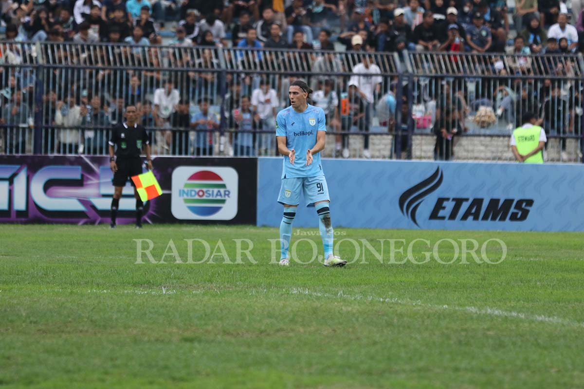 UJIAN SESUNGUHNYA: Persela dipastikan tidak bisa menggunakan jasa bek tangguhnya Jonathan Campbell saat menjamu FC Bekasi City, Sabtu (13/1). (ANJAR DWI PRADIPTA/RDR.LMG)