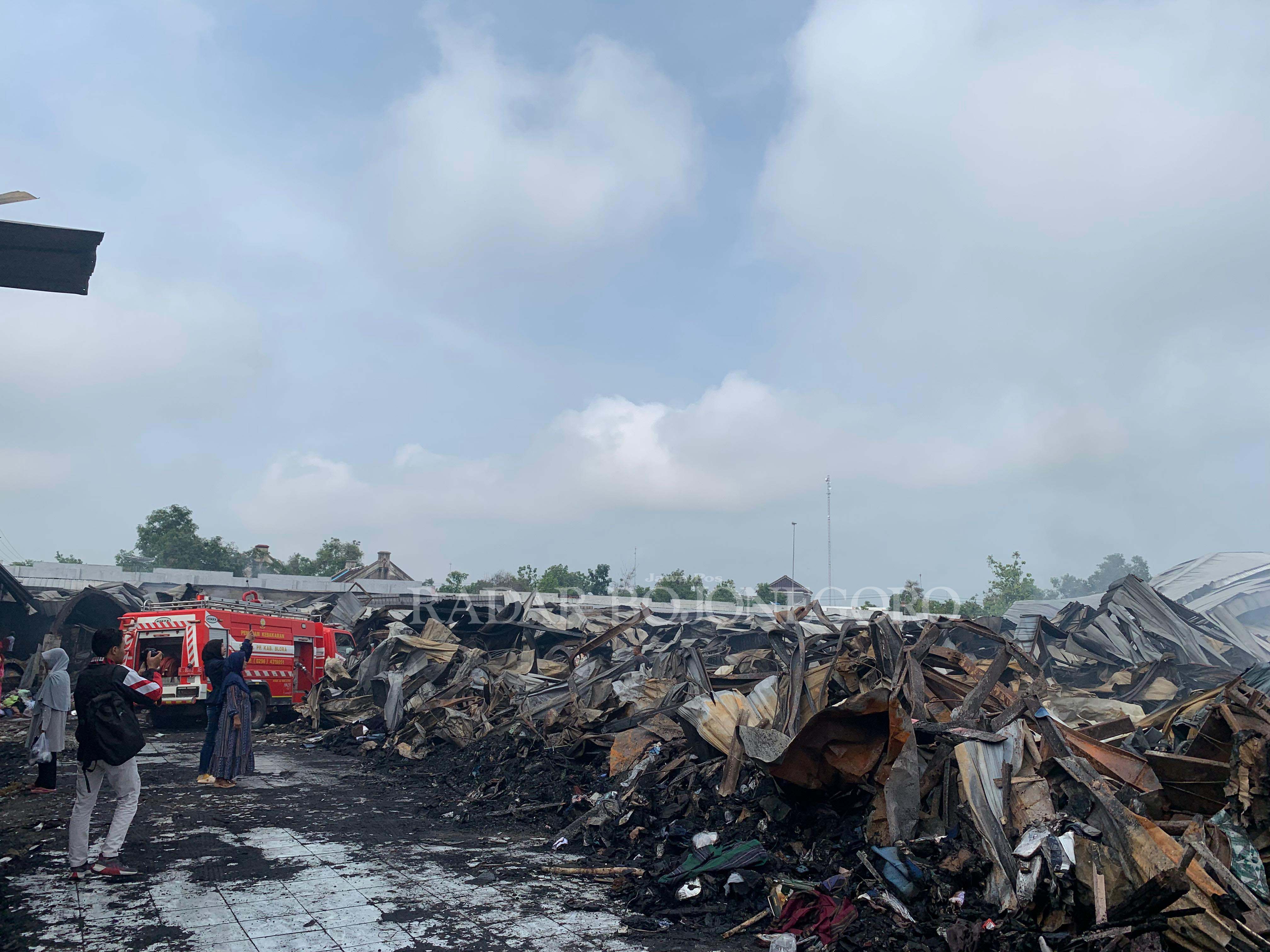 KEBAKARAN: Kondisi bangunan Pasar Ngawen luluh lantah usai dilanda kebakaran pada Rabu lalu (10/1). Kerugian materiil ditaksir Rp 30,69 miliar.  (RAHUL OSCARRA DUTA/RADAR BLORA)
