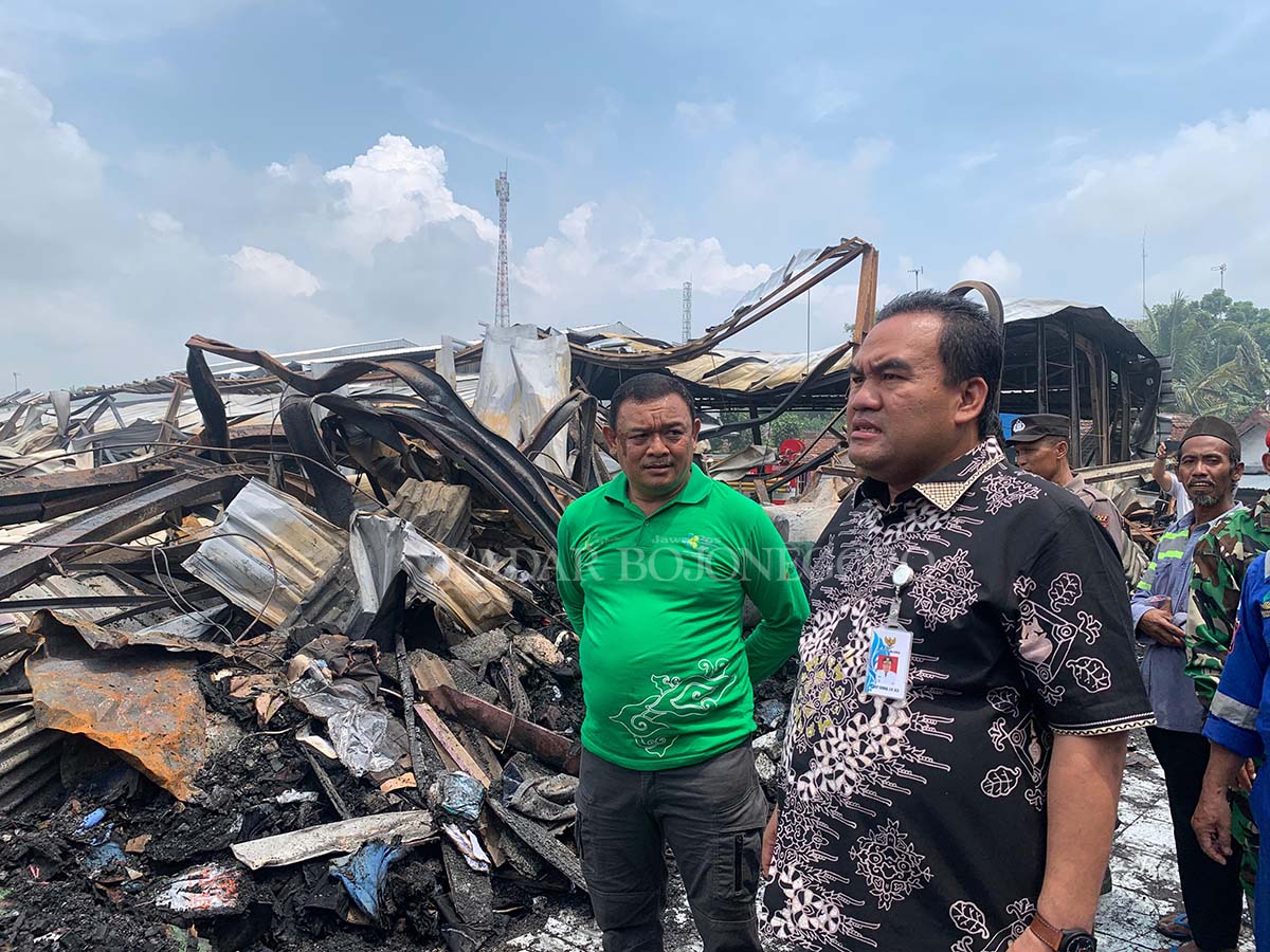 PANTAU: Bupati Blora Arief Rohman (kemeja batik) sedang memantau kondisi Pasar Ngawen usai dilahap si jago merah, Rabu (10/1). (RAHUL OSCARRA DUTA/RADAR BLORA)