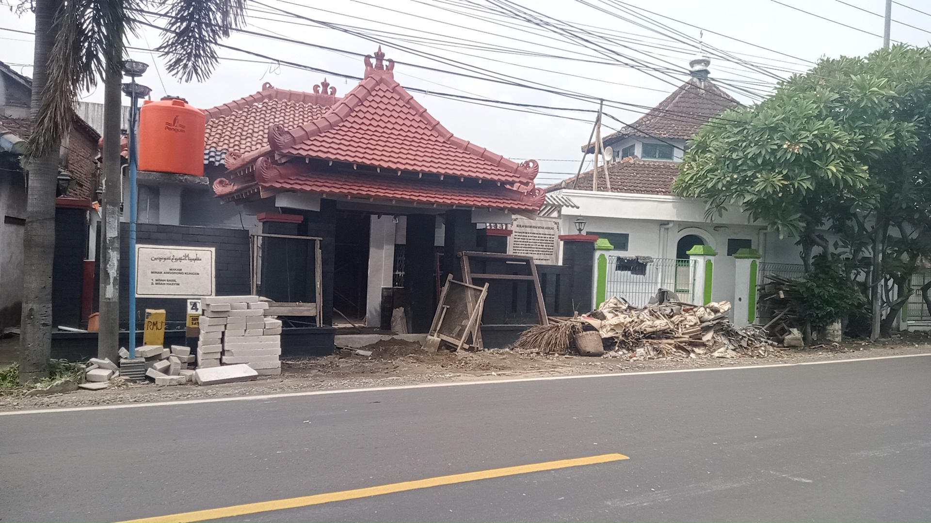 REHABILITASI: Makam Menak Anggrung di Desa Kuncen, Kecamatan Padangan diperbaiki mulai tahun lalu. Diharapkan bisa membuat peziarah lebih nyaman dan semakin banyak pengunjung (IST/RADAR BOJONEGORO)