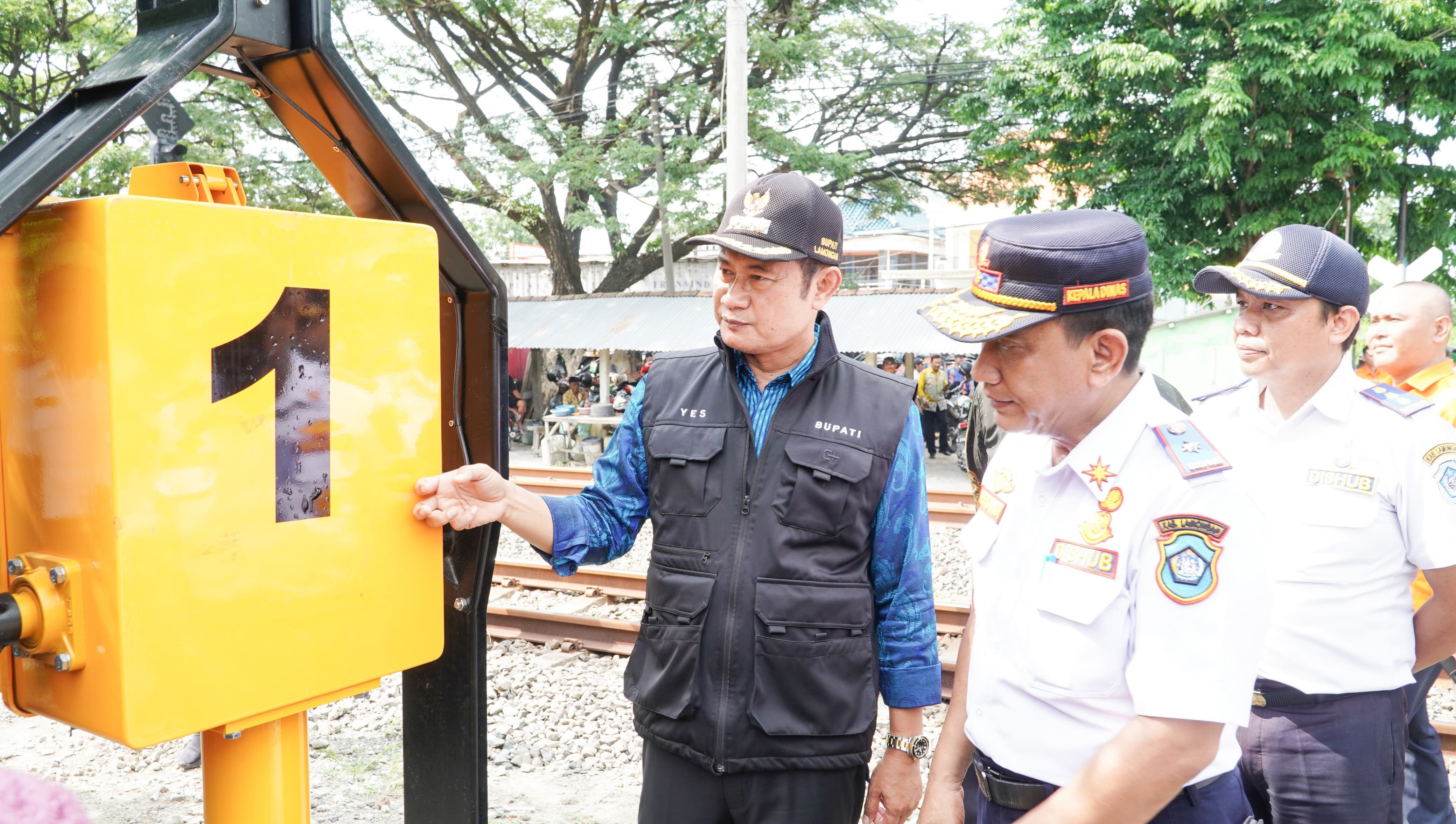 UNTUK TEKAN ANGKA KECELAKAAN: Bupati Lamongan Yuhronur Efendi meresmikan palang pintu bantuan Pemprov Jatim.  (HUMAS PEMKAB LAMONGAN/RDR.LMG )
