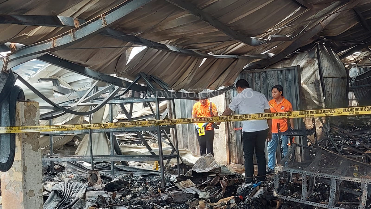 PENYELIDIKAN: Tim Inafis Polres Blora telah pasang garis polisi dan lakukan olah TKP di lokasi kebakaran Pasar Ngawen pada Rabu lalu (10/1) (LUKMAN HAKIM/RADAR BLORA)