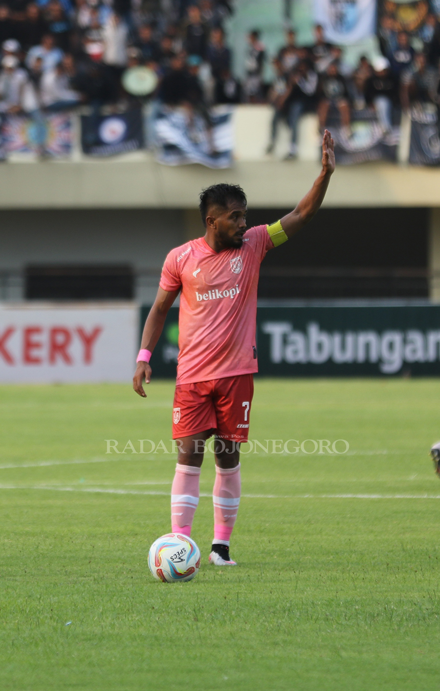 LAGA KRUSIAL: Kapten Persela Zulham Zamrun diharapkan bisa menjadi pendobrak pertahanan FC Bekasi City pada pertandingan nanti sore di Sport Center Tuban.   (ANJAR DWI PRADIPTA/RDR.LMG )
