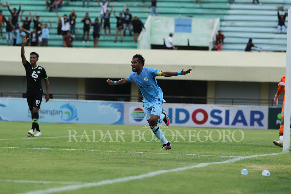 SELEBRASI: Zulham Zamrun merayakan gol ke gawang FC Bekasi City. (ANJAR DWI PRADIPTA/RDR.LMG)