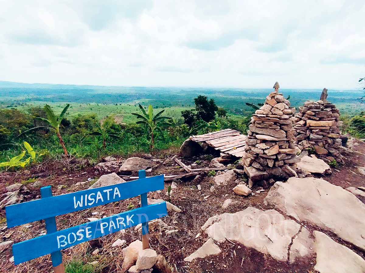 MEMANJAKAN MATA: Pemandangan dari perbukitan Desa Bobol Kecamatan Sekar ini cukup memanjakan mata. Di lokasi ini cocok untuk camping bersama orang terdekat. (HAKAM ALGHIFARY/RDR.BJN)
