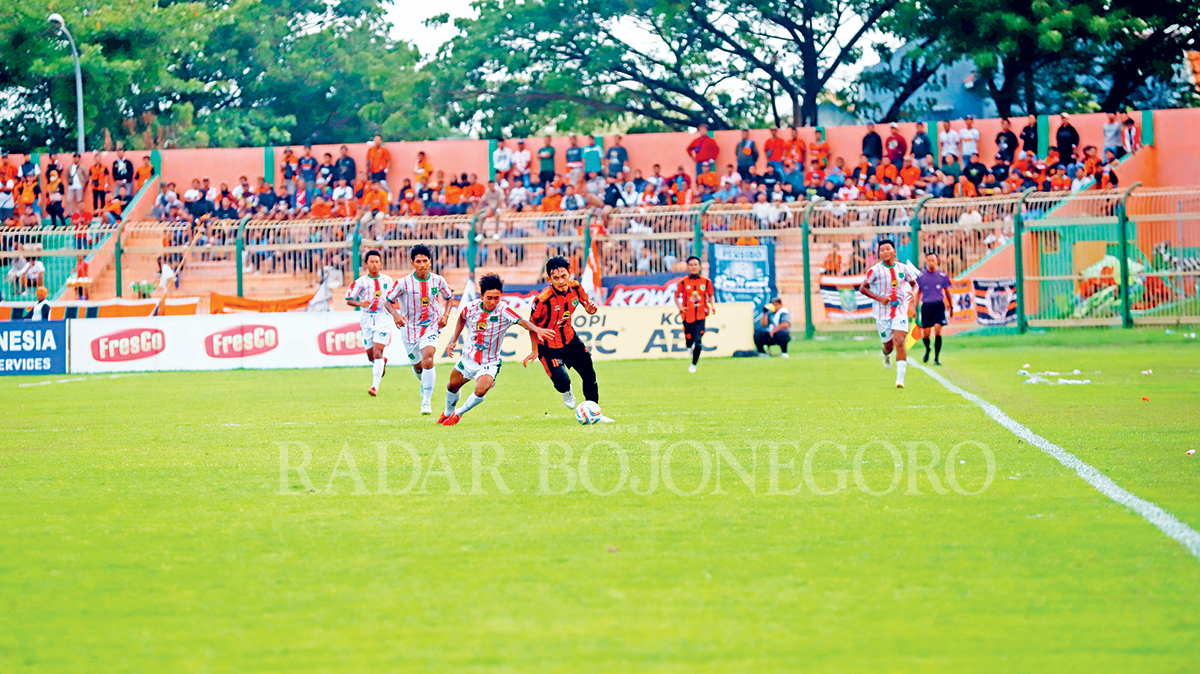 Persibo Bojonegoro saat menjamu Persekabpas di babak penyisihan grup N. Pada grup II babak 16 tim kebanggaan warga Bojonegoro ini kembali menjadi tuan rumah. (YUAN EDO/RDR.BJN)