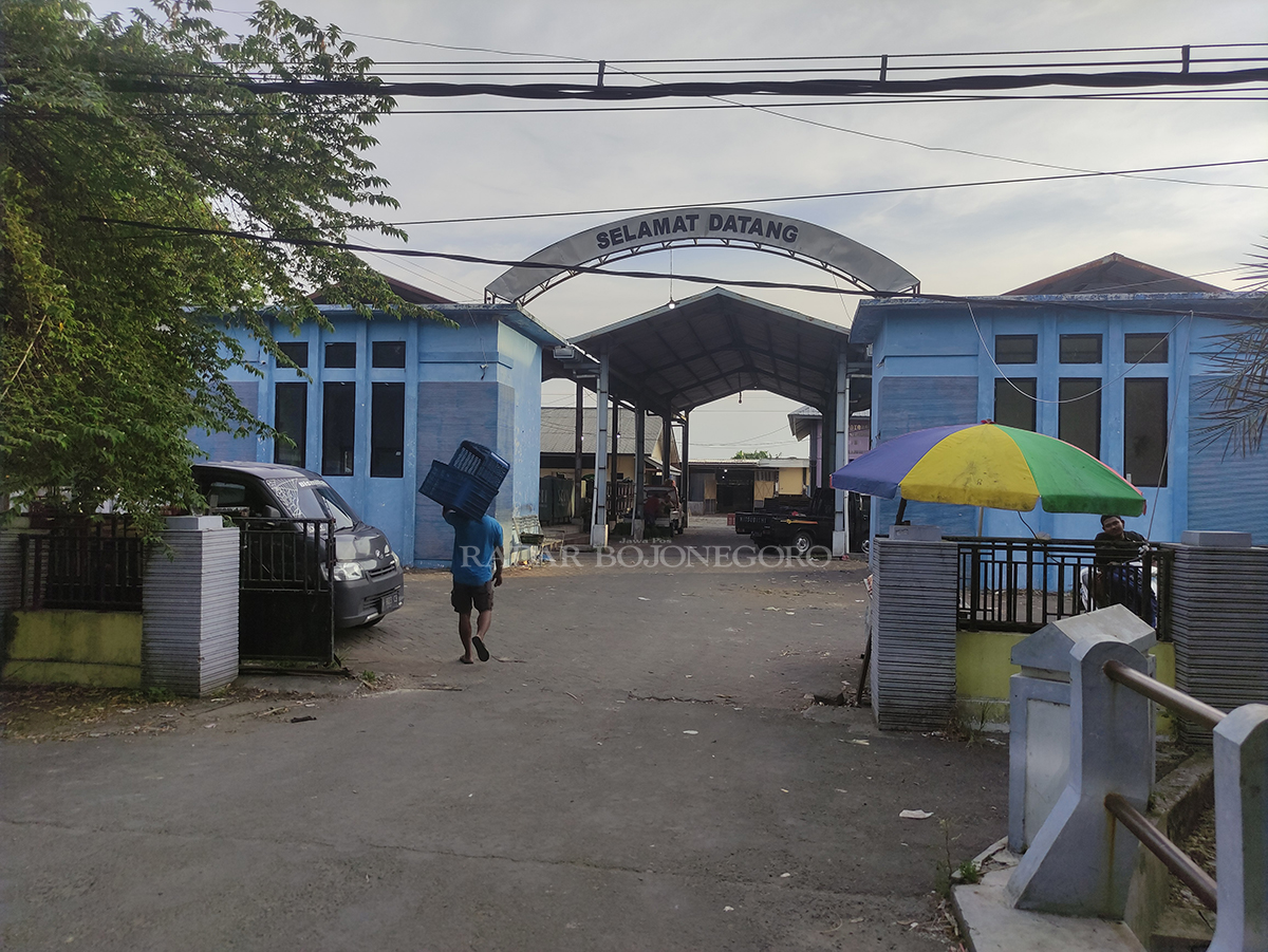 STAGNAN: Dinas Peternakan dan Kesehatan Hewan Lamongan tidak menaikkan target di rumah potong hewan.  (ANJAR DWI PRADIPTA/RDR.LMG )
