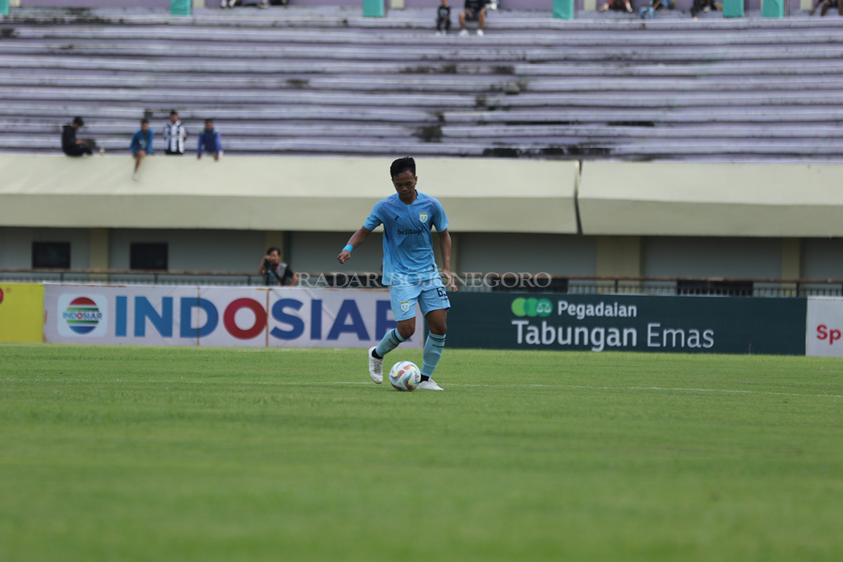 BERMAIN DI POSISI BARU: Dede Sapari bermain cukup taktis bersama Ichwan Ciptady dalam menghalau serangan penggawa FC Bekasi City.  (ANJAR DWI PRADIPTA/RDR.LMG )