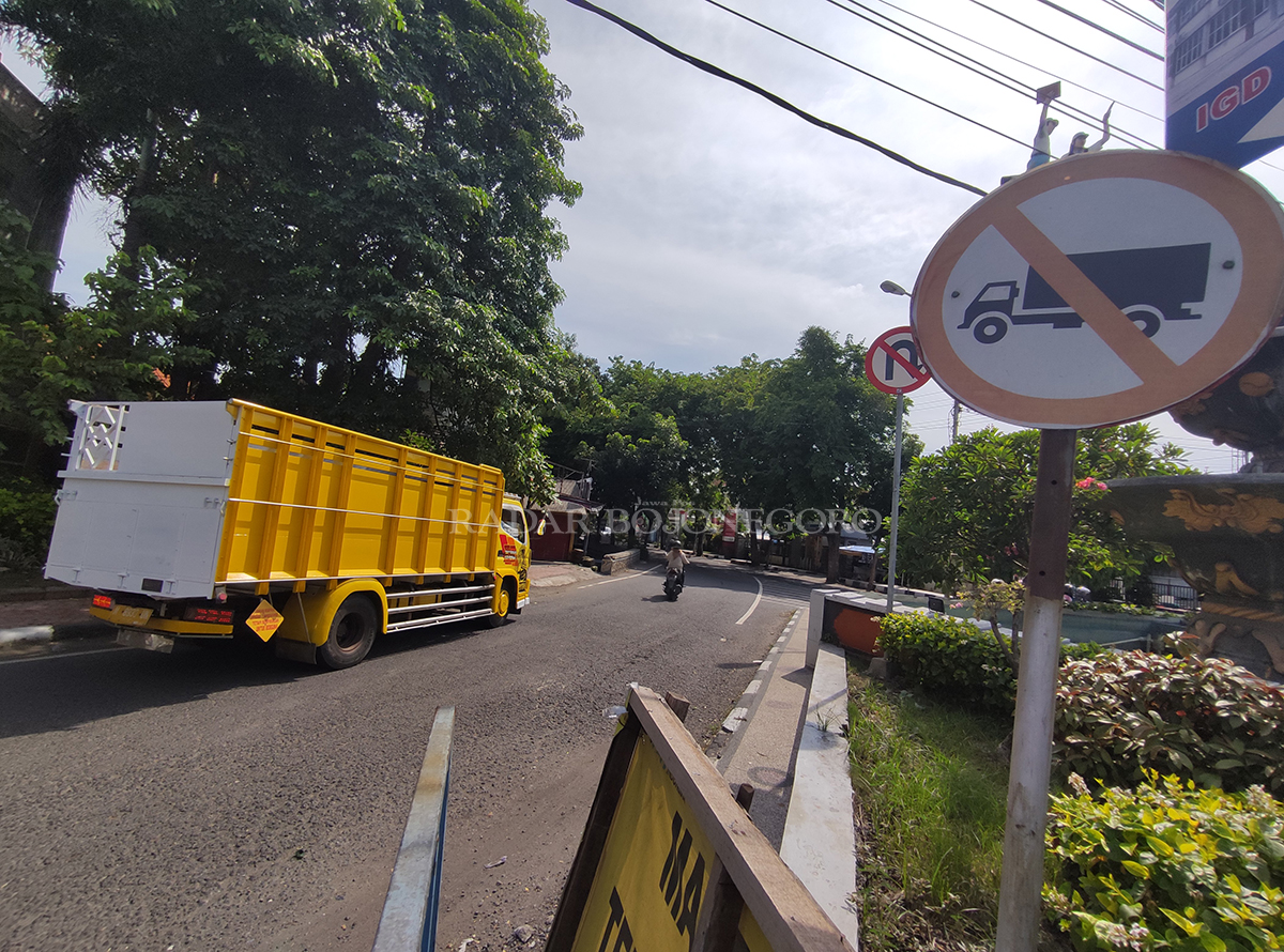 HARUS DIPERHATIKAN: Sebuah truk terpantau masih melintas menuju Jalan Veteran saat siang hari walaupun sudah ada rambu peringatan.  (ANJAR DWI PRADIPTA/RDR.LMG )