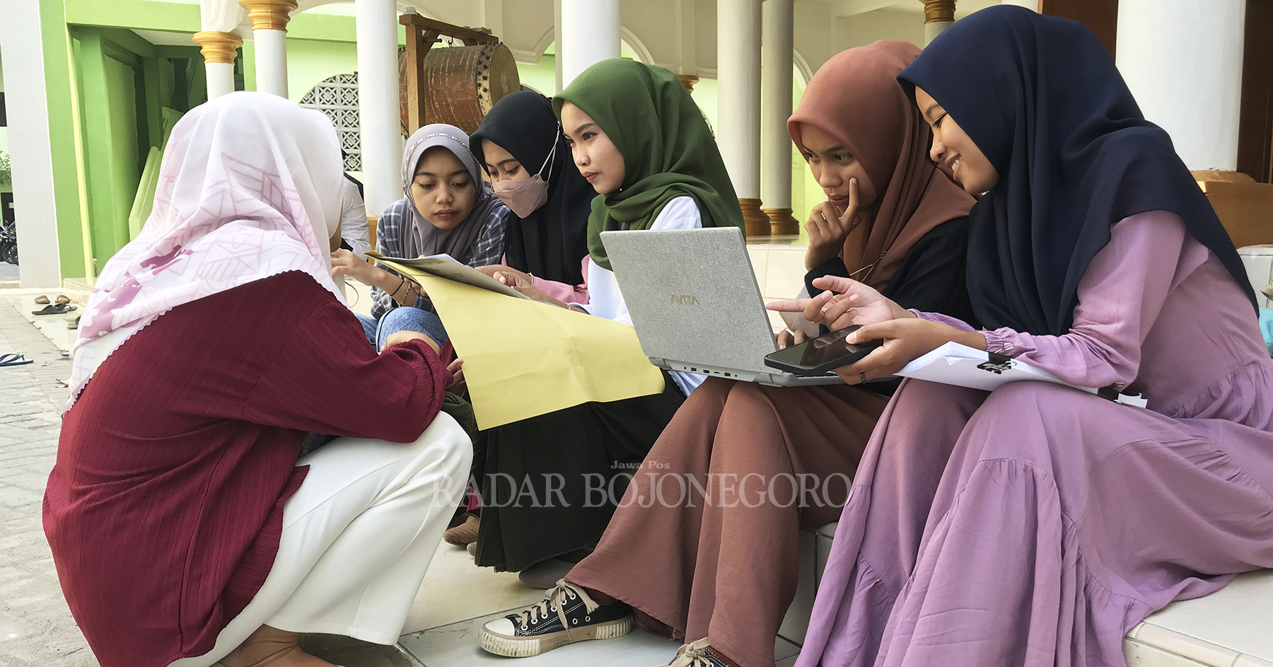 PEMUDA: Sekelompok mahasiswa Unugiri sedang berkumpul di sela-sela perkuliahan. Mereka termasuk para pemilih pemula/muda pada Pemilu 2024 mendatang. (DHANI ALFIANSYAH/RDR.BJN)
