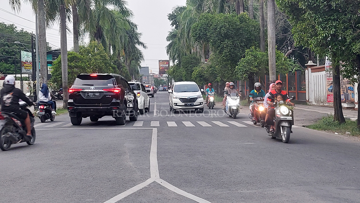 LALU-LINTAS: Jalan Raya Ronggolawe Kecamatan Cepu tampak ramai lancar, pengendara bergantian melintasi ruas Jalan Cepu-Randublatung tersebut. (LUKMAN HAKIM/RADAR BLORA)