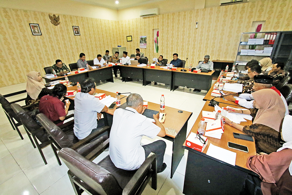 PEDULI: Hamzah Fansyuri, S.H., M.H memimpin rapat pansus raperda bantuan hukum bagi masyarakat miskin.(IST/RDR.LMG)