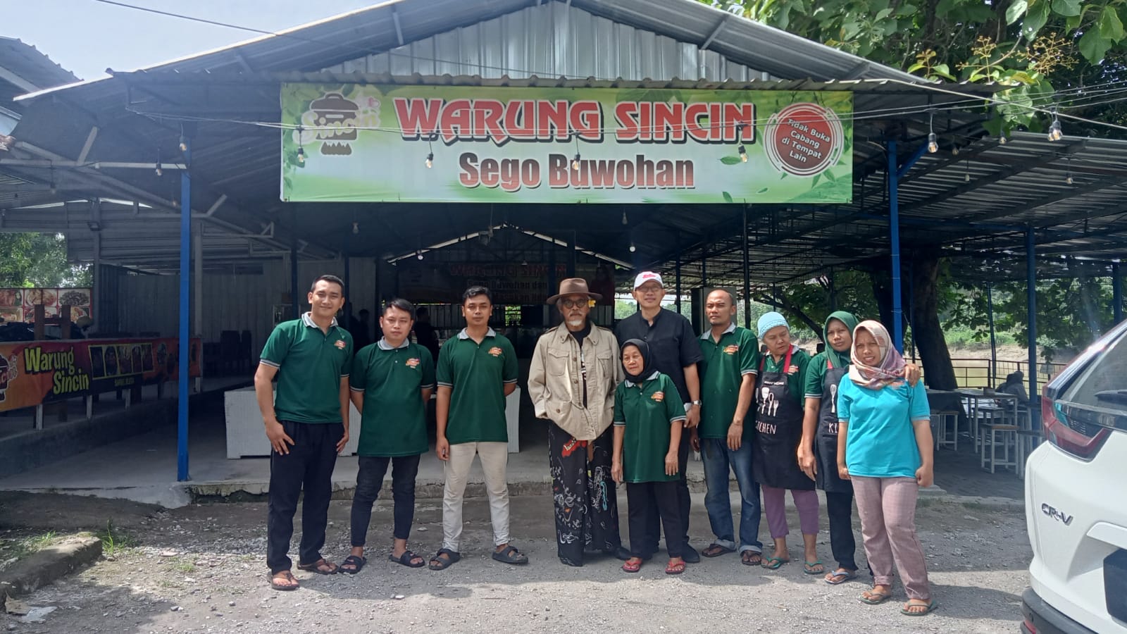 Mas Teguh di warung Sincin bersama Sujiwo Tedjo menikmati sego buwuhan khas Bojonegoro.
