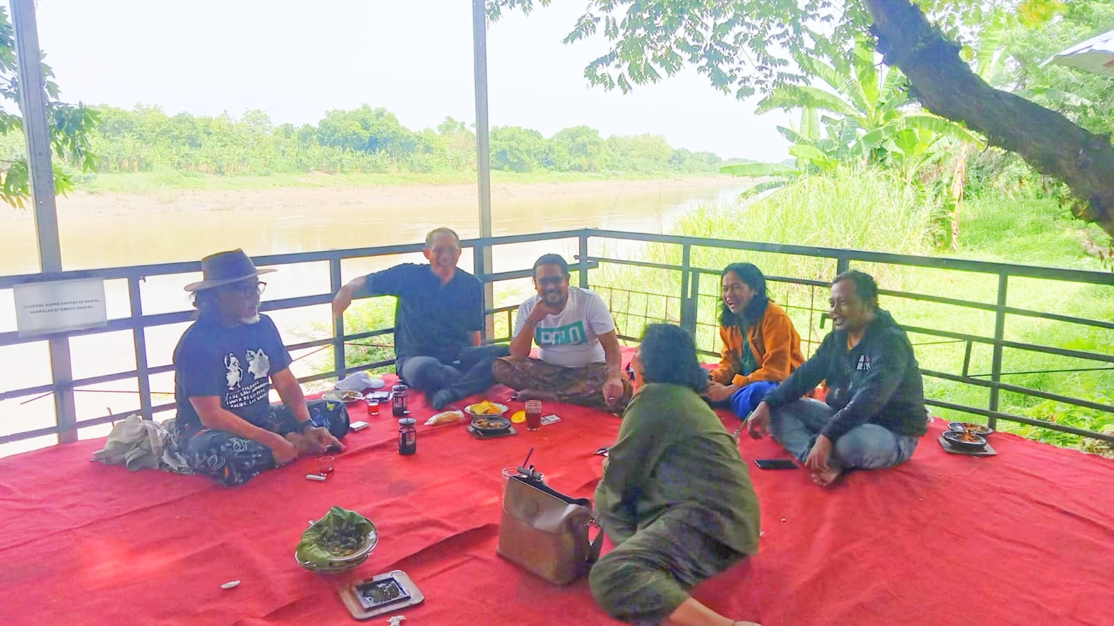 Menikmati suasana.