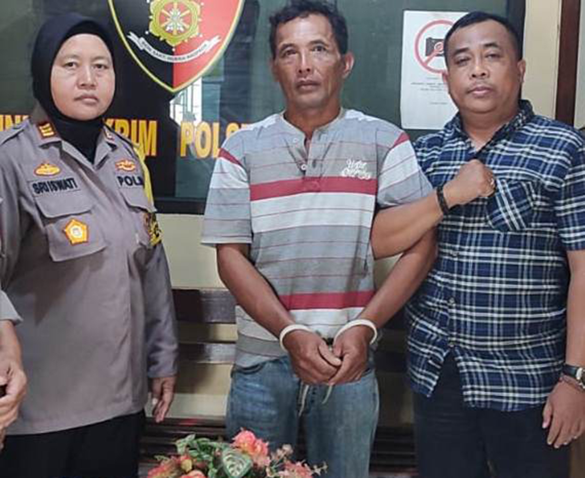 DIAMANKAN: Fauzi dikawal petugas saat di Mapolsek Deket karena kasus dugaan penganiayaan kepada anak dan istri. (IST/RDR.LMG)
