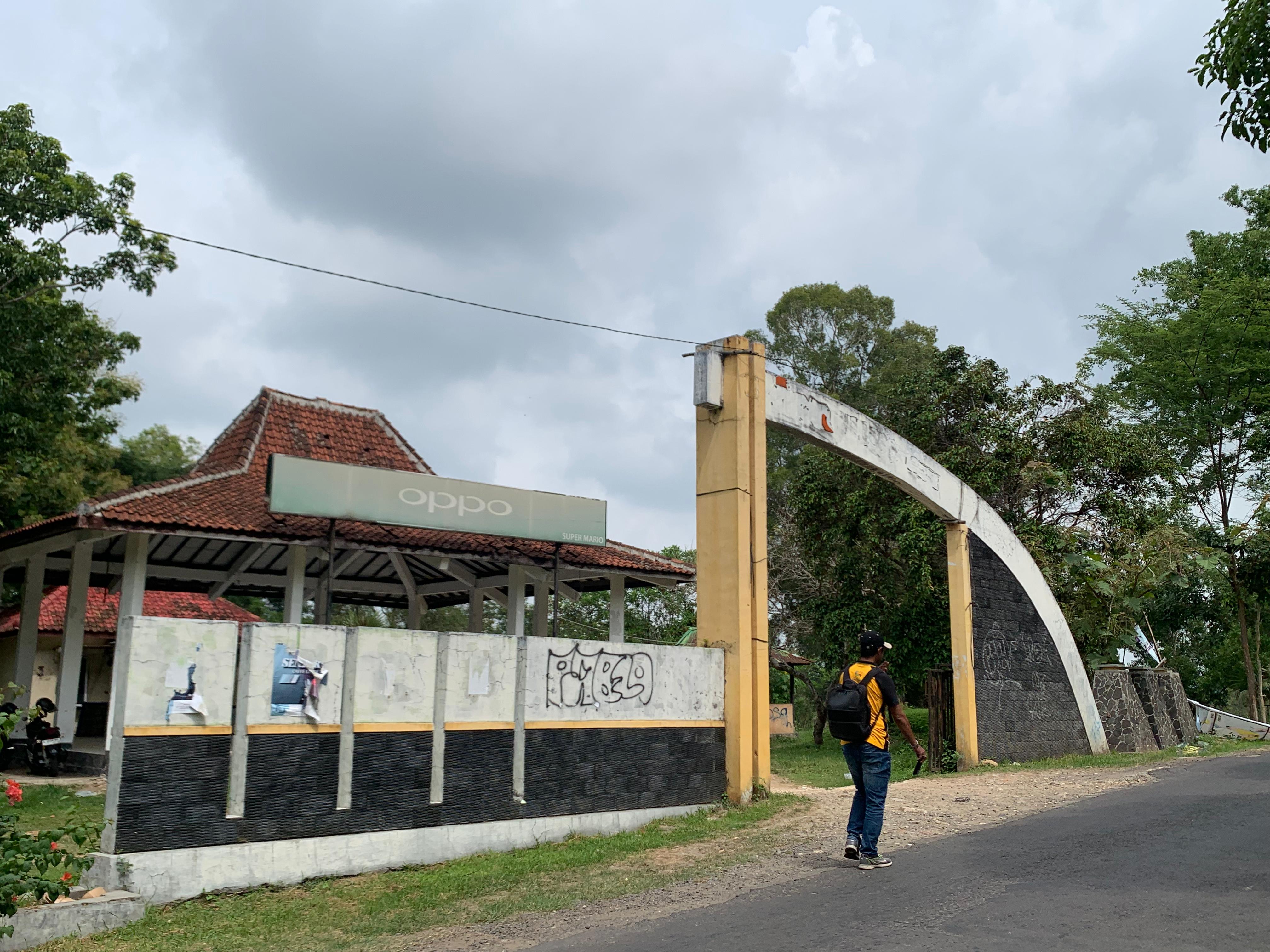 MANGKRAK: Kondisi bangunan tampak depan eks lapangan golf di Kelurahan Kunden, Kecamatan Blora tidak terurus. Penuh coretan dan terlihat penuh tumbuhan liar.   (RAHUL OSCARRA DUTA/RADAR BLORA)