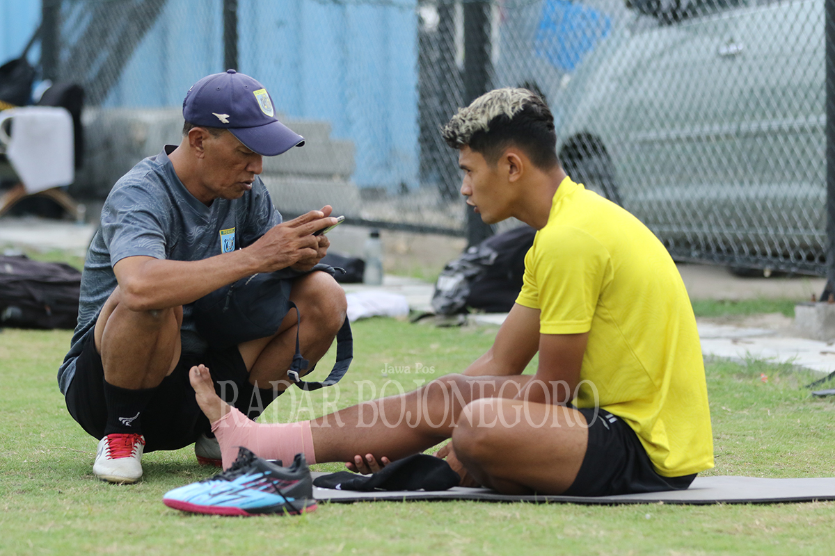 PEMULIHAN: Bosky sudah menjalani operasi akibat cedera retak di tulang fibula, yang membutuhkan waktu istirahat cukup lama. (ANJAR DWI PRADIPTA/RDR.LMG)