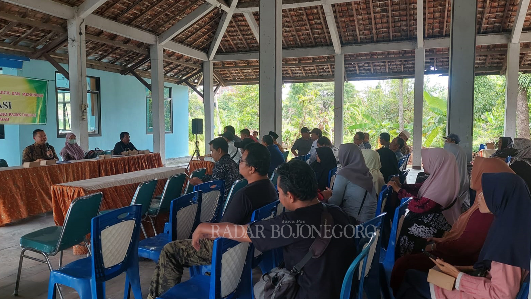 SOSIALISASI: Para pedagang berkumpul di Kelurahan Balun, Kecamatan Cepu mengikuti sosialisasi Perda Nomor 6 Tahun 2023 tentang Pajak dan Retribusi Daerah Kamis (18/1). (LUKMAN HAKIM/RDR.BJN)