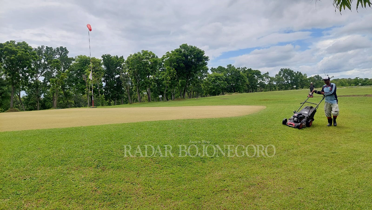RAWAT: Petugas lapangan golf di area Migas Cepu Edupark (MCE) secara rutin memotong rumput guna menjaga kualitas dan estetika. (LUKMAN HAKIM/RDR.BJN)