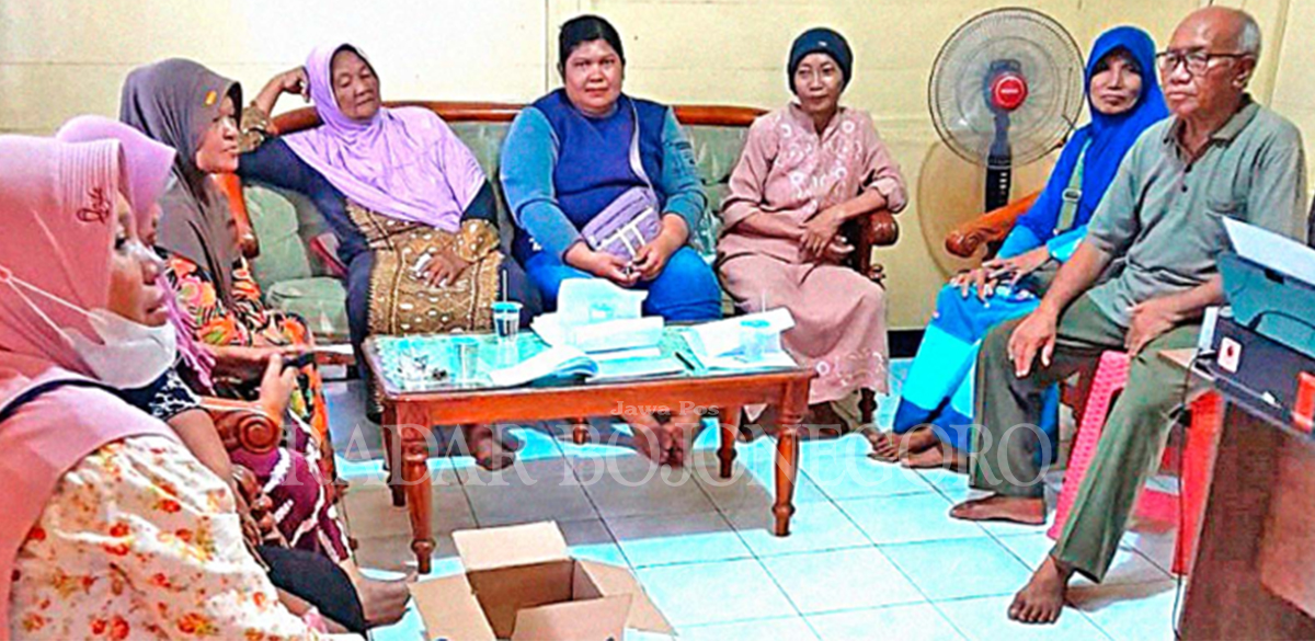 BANTUAN: Sebanyak 15 pedagang tempe tahu Pasar Ngawen tergabung Primkopti (Primer Koperasi Tempe Tahu) Jawa Tengah sedang didata untuk penyaluran bantuan. (RAHUL OSCARRA DUTA/RDR.BJN)