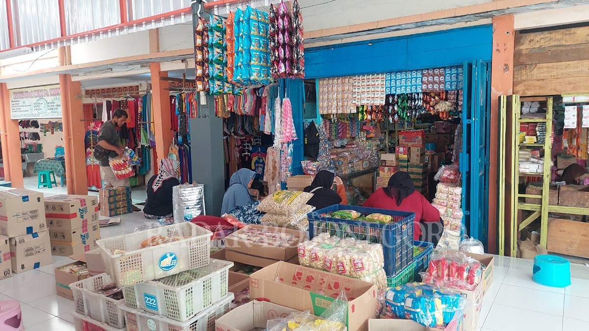 PEDAGANG: Suasana Pasar Induk Cepu pada Rabu siang lalu (17/1). Tampak pedagang jajanan makanan ringan dan baju sedang sibuk melayani pembeli. (LUKMAN HAKIM/RDR.BJN)