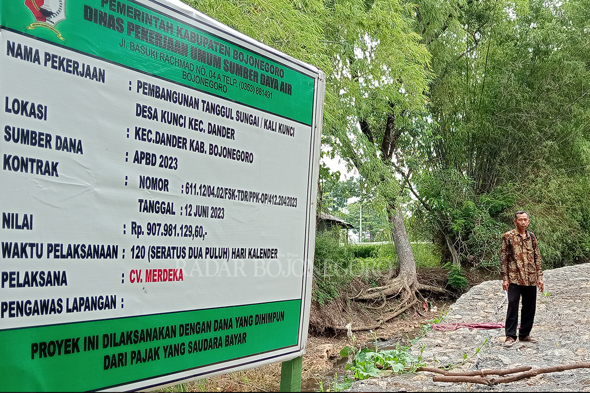 PEMBANGUNAN TANGGUL SUNGAI: Pemkab Bojonegoro membangun tanggul sungai di Kecamatan Dander. (YUAN EDO/RDR.BJN)