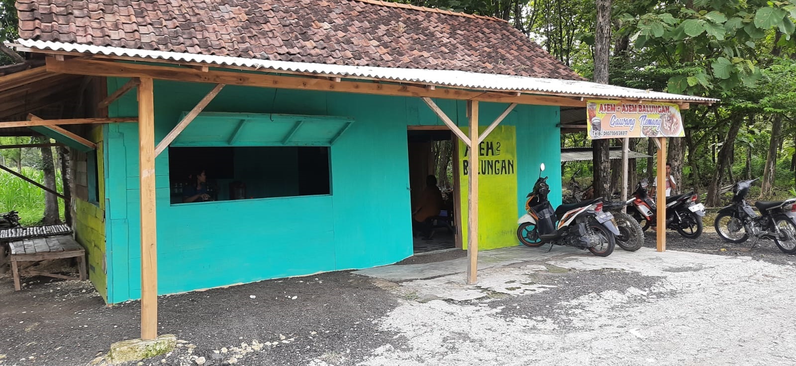 KULInER PInGGIR JALAn RAYA: Uryani dan asem - asem balungan yang dijual di warungnya di Kecamatan ngimbang. (GAMAL.A/RDR.LMG)