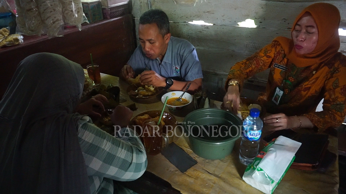 LONTONG KARE: Pengunjung sedang menikmati lontong kare Bu Tarti.( YUAN EDO/RDR.BJN)