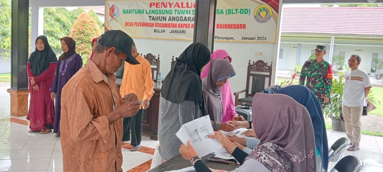 ANTRE SALUR: KPM BLT DD Plesungan, Kecamatan Kapas tampak mengantre dalam penyalurannya. Rerata penerima kategori lanjut usia baik laki-laki dan perempuan. (IST/RDR.BJN)