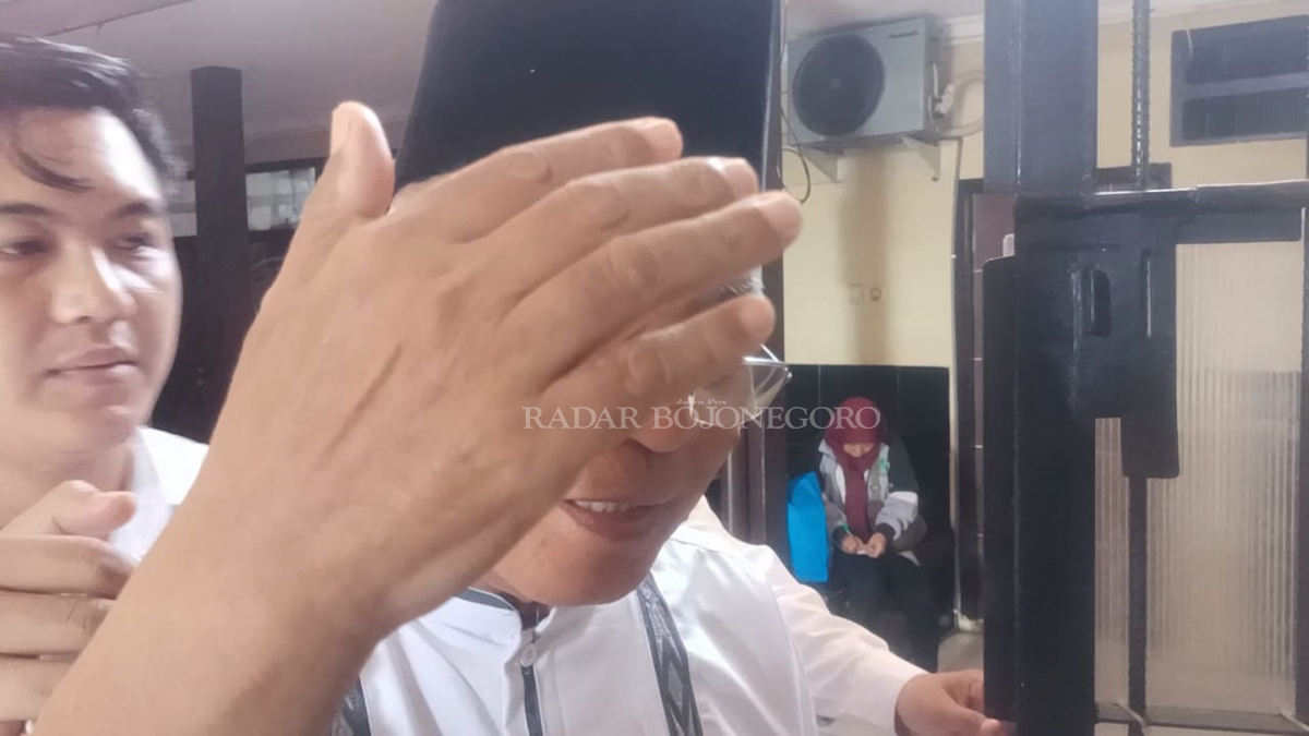 MASIH DITAHAN: Penyidik meminta penambahan hukuman selama 40 hari terhadap RA, 69, tersangka dugaan pencabulan terhadap tiga santri di bawah umur.  (GAMAL AYATULLAH/RDR.LMG )
