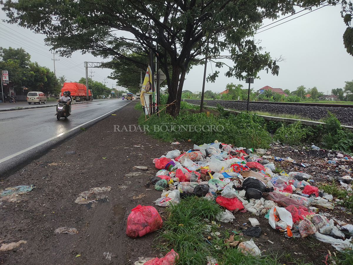 SEMRAWUT: Potret tumpukan sampah yang berada di bahu jalan.  (ANJAR DWI PRADIPTA/RDR.LMG)