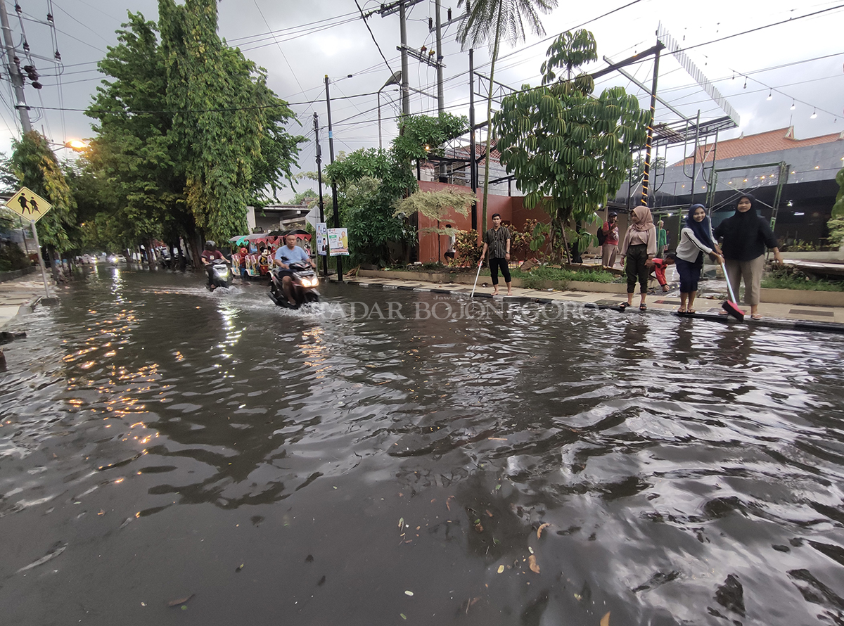 BUTUH PERHATIAN: Titik jalan protokol yang tergenang air usai diguyur hujan deras, Minggu (21/1). (ANJAR DWI PRADIPTA/RDR.LMG)