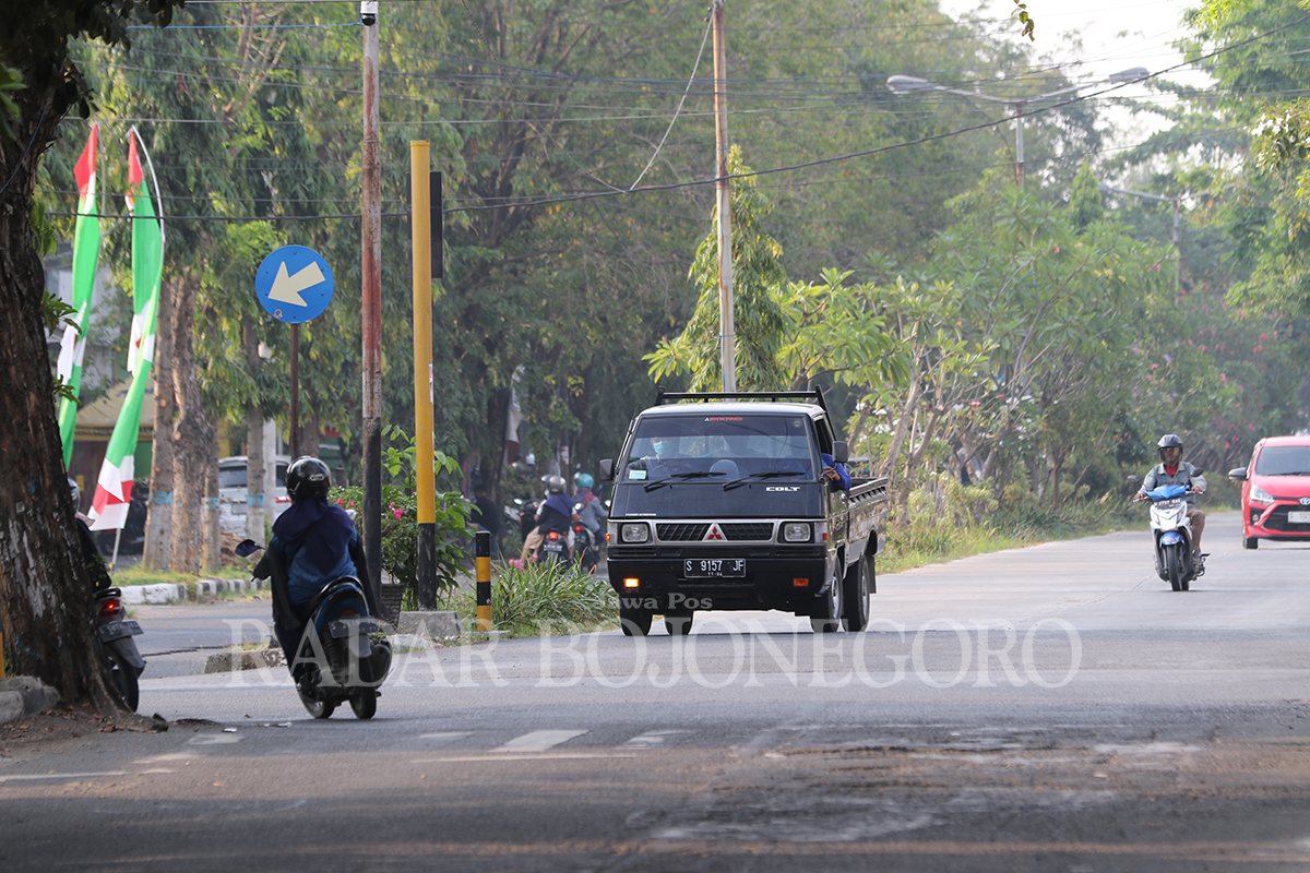 TAK KENA RETRIBUSI: Mobil pikap yang diwajibkan uji kir untuk pengecekan kendaraan. (ANJAR DWI PRADIPTA/RDR.LMG)