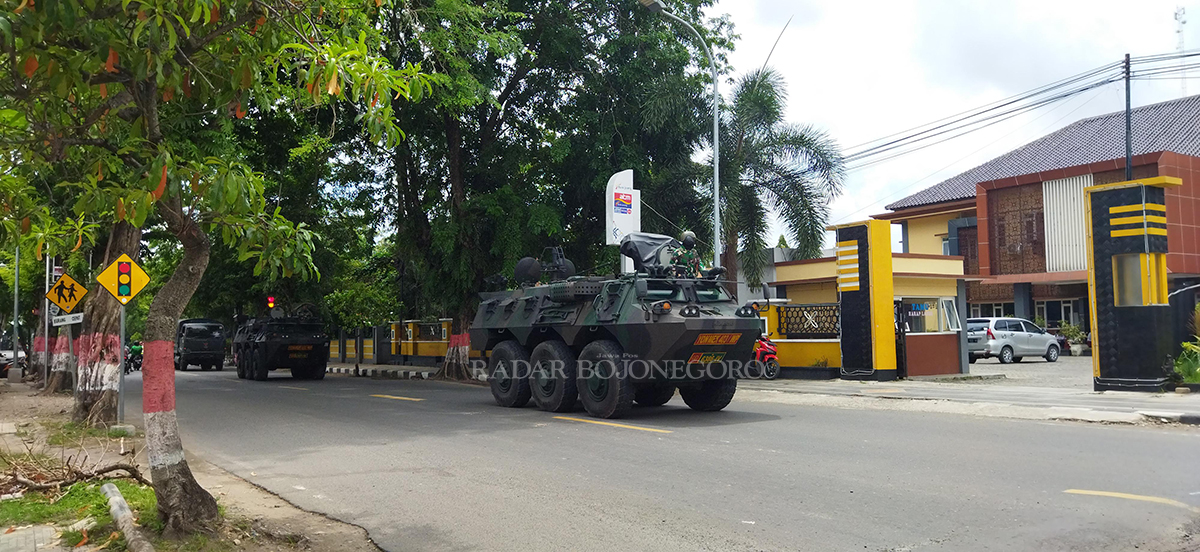 JAGA KETAT: Sekitar tiga armada kendaraan lapis baja Anoa tampak melintasi Jalan Ahmad Yani menyisir wilayah Blora Kota guna memastikan pengamanan kunjungan Presiden Jokowi.