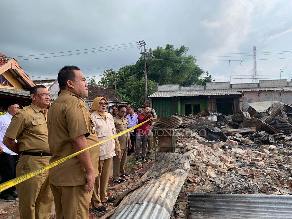 Pasca kebakaran Pasar Medang pada Minggu sore lalu (21/1), Bupati Blora Arief Rohman langsung tinjau lokasi, Senin (22/1). (RAHUL OSCARRA DUTA/RADAR BLORA)