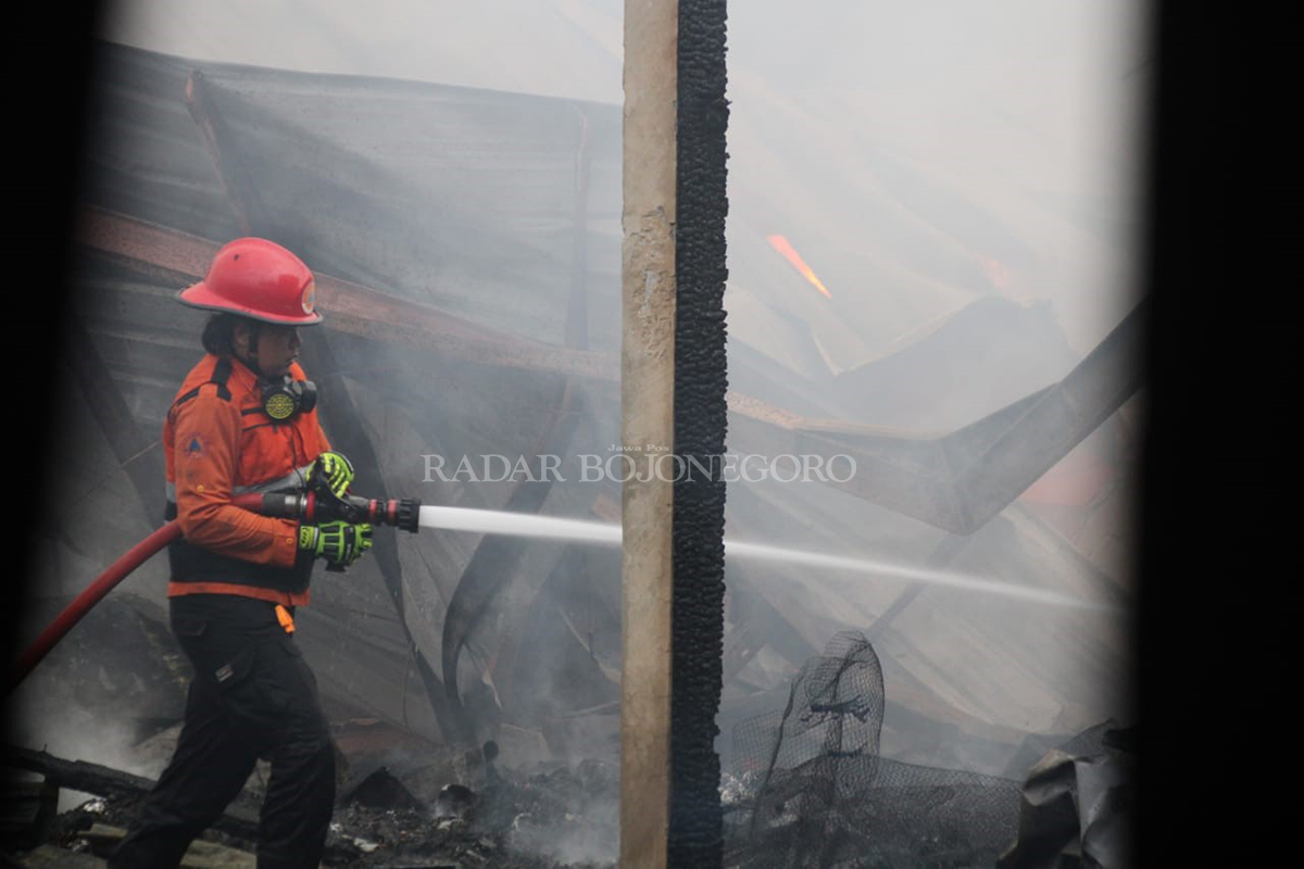PEMADAMAN: Petugas damkar Blora berjibaku memadamkan si jago merah yang membakar ratusan kios di Pasar Medang pada Minggu sore lalu (21/1). (LUKMAN HAKIM/RADAR BLORA)