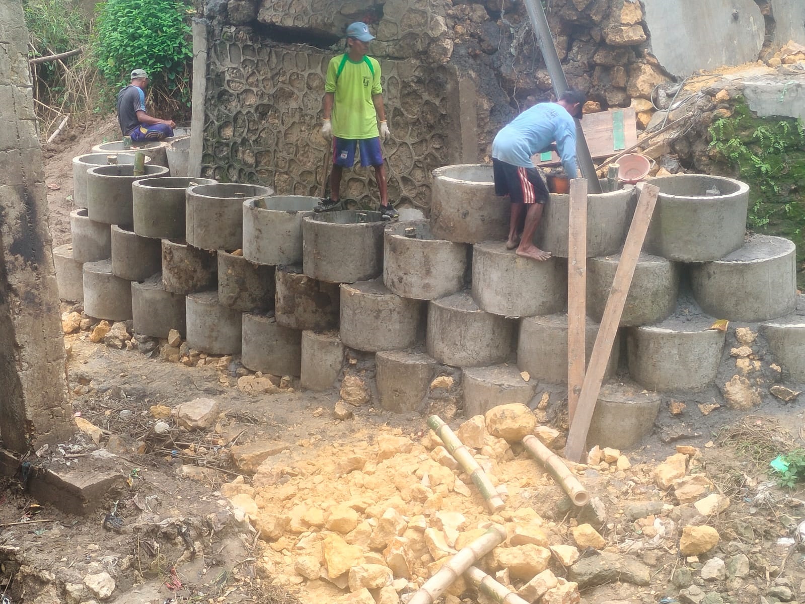 PERBAIKI SEMENTARA: Buis yang dipasang di bagian bawah jembatan yang ambles di Desa Sidomulyo, Kecamatan Mantup. (IST/RDR.LMG )