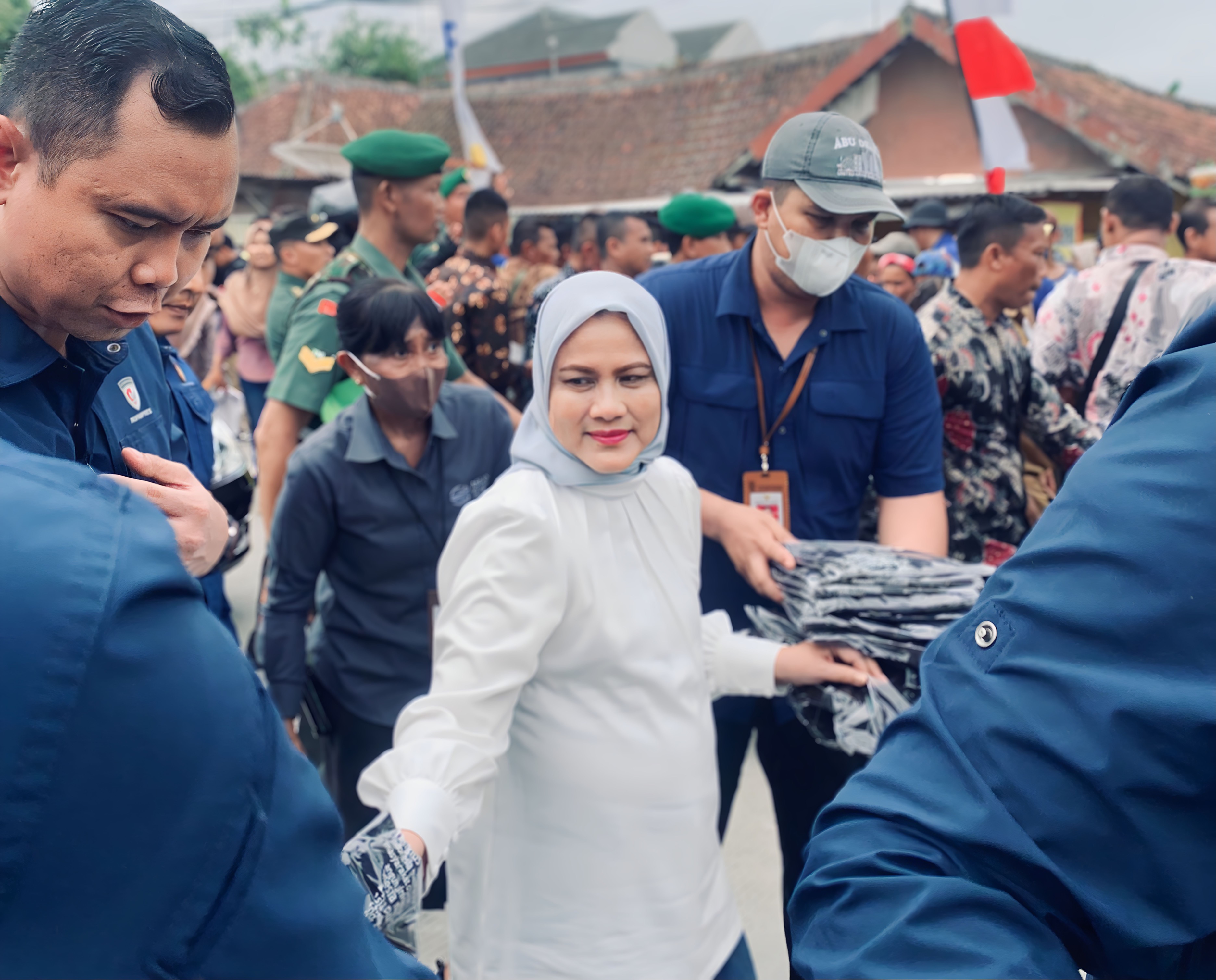 PRESIDEN MENYAPA: Presiden Jokowi dan Ibu Negara Iriana Jokowi menyapa ribuan warga Blora. Mereka juga berbagi kaus ke warga setempat (IST/RADAR BOJONEGORO)