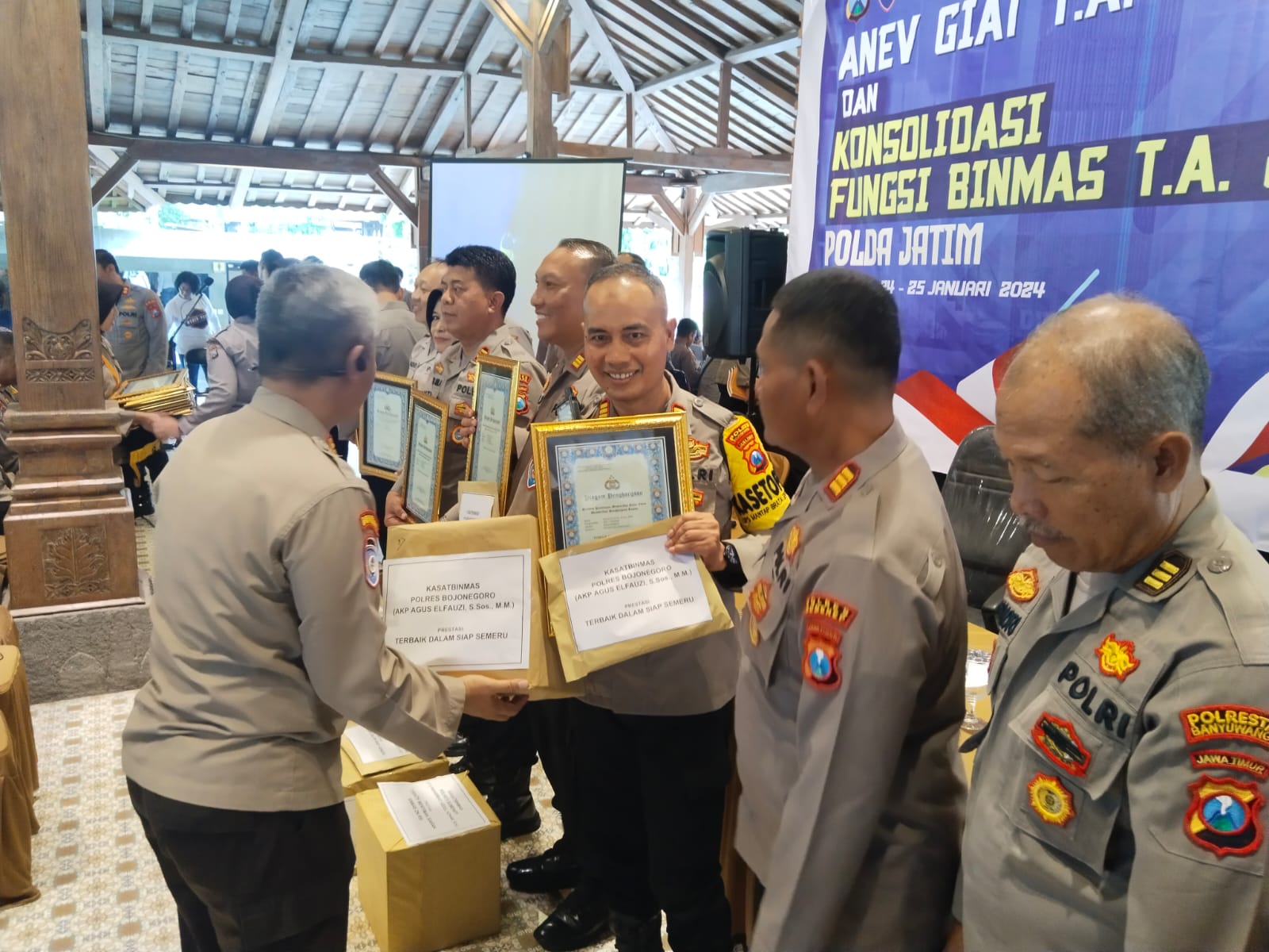 Kasat Binmas AKP Agus Elfauzi saat menerima penghargaan dari Dir Binmas Polda Jatim dalam Anev dan konsolidasi di Trawas, Mojokerto&nbsp;(24/1) (IST/RADAR BOJONEGORO)