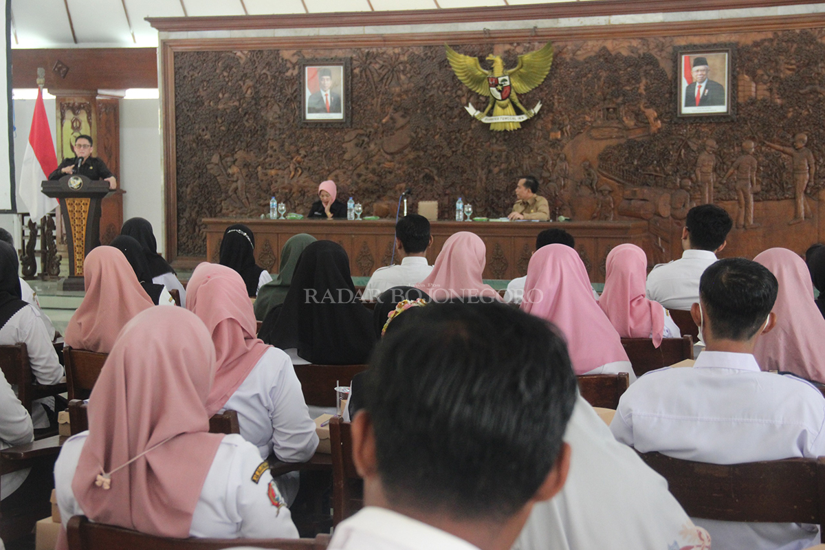 PEDULI PENDIDIKAN: Pj Bupati Adriyanto memberikan pembinaan terhadap tenaga pendidik di Pendapa Pemkab Bojonegoro Selasa (23/1). (DEWI SAFITRI/RADAR BOJONEGORO)