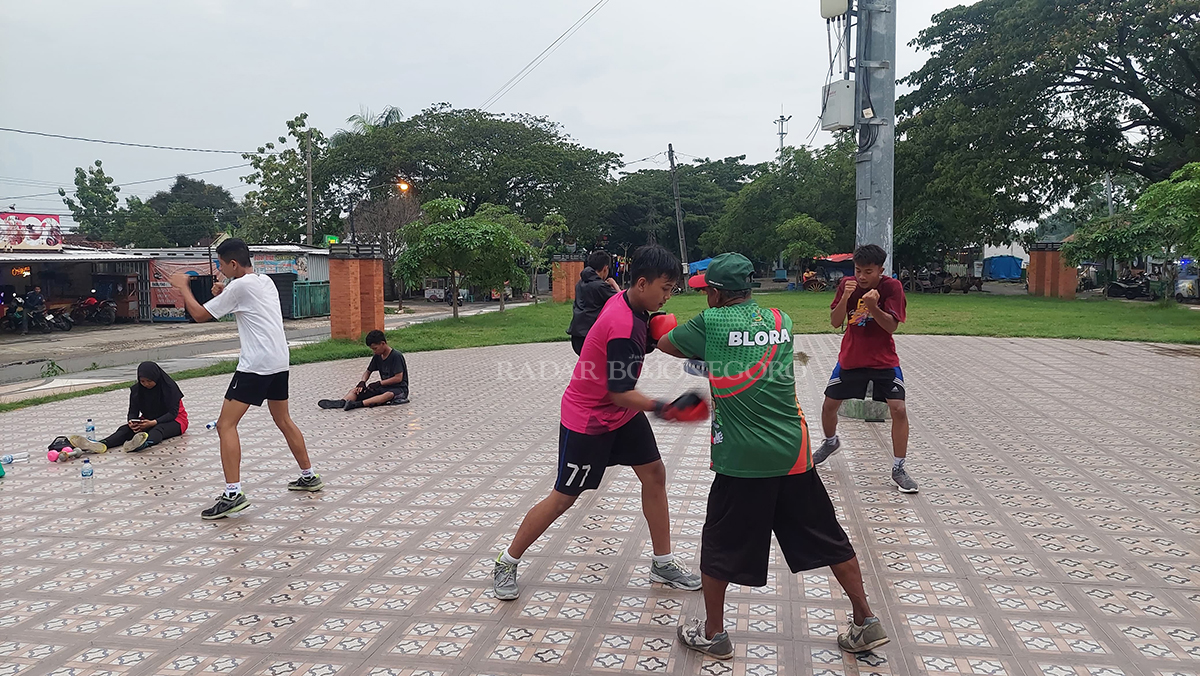BUTUH FASILITAS: Atlet tinju Blora terpaksa latihan di Taman Tuk Buntung, Kecamatan Cepu. Sebab, tidak punya fasilitas latihan berupa ring tinju. (LUKMAN HAKIM/RADAR BLORA)