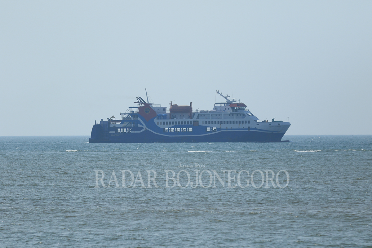 LINTAS PROVINSI: KMP Drajat rute Paciran, Lamongan &ndash; Pelabuhan Pulang Pisau, Kalimantan Tengah masih beroperasi seminggu sekali. (ANJAR DWI PRADIPTA/RDR.LMG)