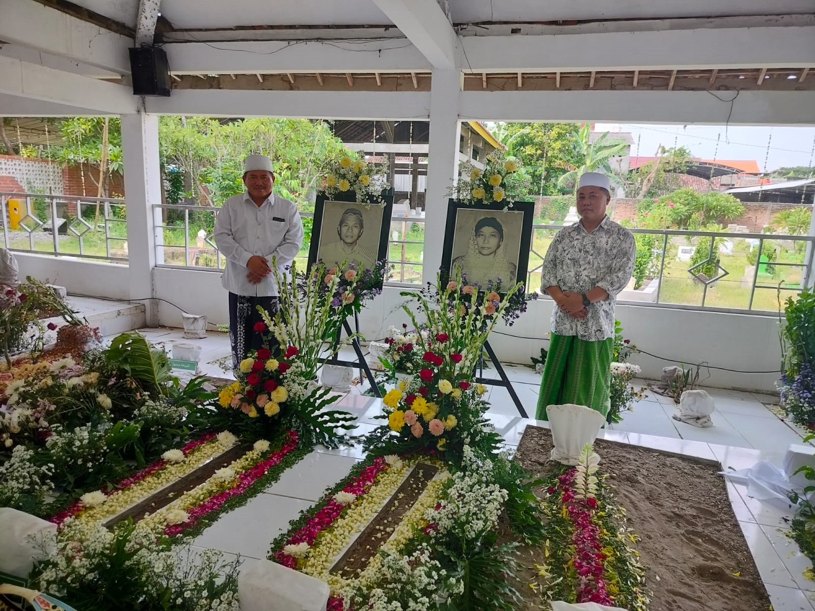 ZIARAH: Dr.KH. Taman Syaifuddin, M.si ziarah ke makam KH.M Charis Adnan. Pendiri pondok pesantren Adnan Al Charis Kendal, Kecamatan Dander (IST/RADAR BOJONEGORO)