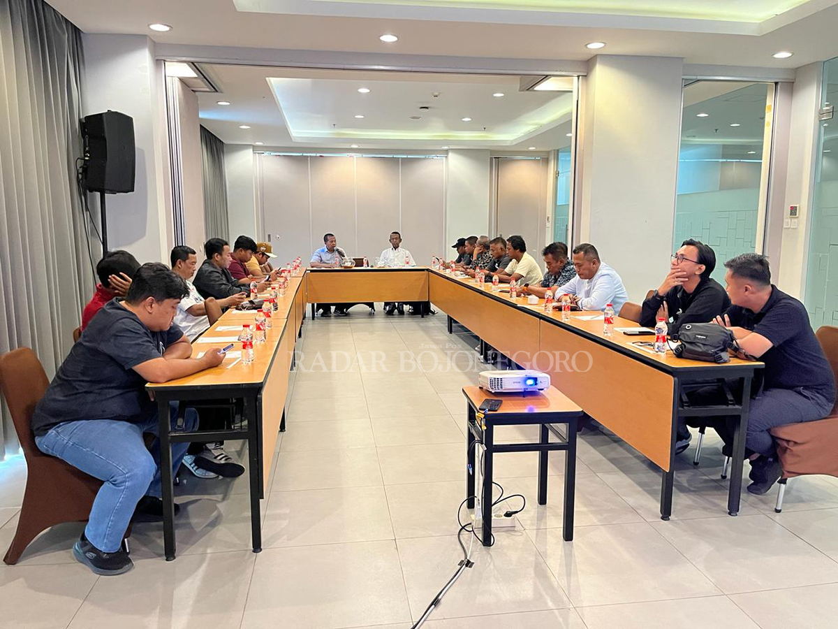 BAHAS DELAPAN BESAR: Manager meeting babak delapan besar Liga 3 Jatim kemarin (24/1). Hasilinya, Persibo dengan SLS dan Persekabpas Pasuruan di Stadion Untung Suropati Kota Pasuruan sebagai tuan rumah