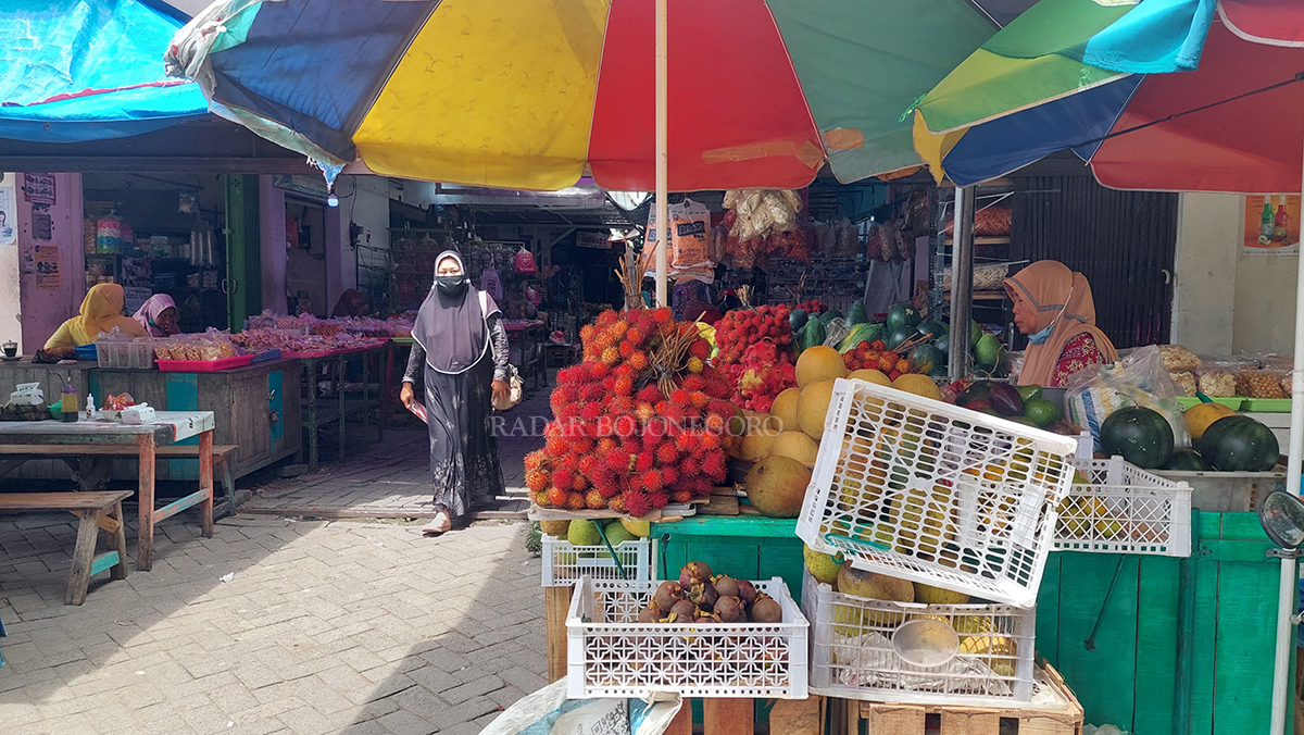 RAMAI: Pasar Plaza Cepu masih ramai dikunjungi pembeli kemarin siang (24/1). Beberapa pedagang tampak berjaga di setiap lapak dan kiosnya.  (LUKMAN HAKIM/RADAR BLORA)