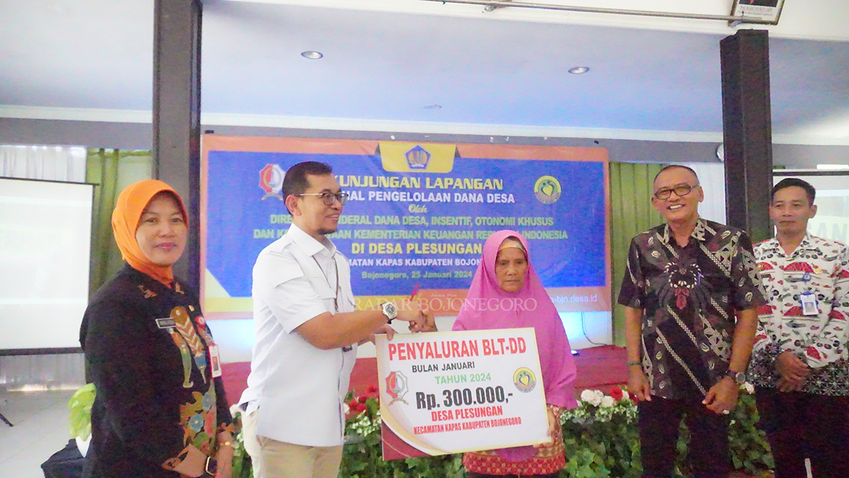 SIMBOLIS: Direktur dana desa Jaka Sucipta beserta Kades Plesungan H.Moh Choiri didampingi Sekda Nurul Azizah menyerahkan secara BLT DD kepada penerima manfaat. (YANA DWI KURNIAWATI/RADAR BOJONEGORO) 
