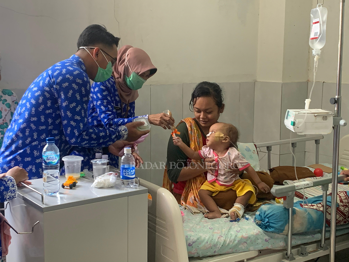 TEKAN STUNTING: Perawat RSUD Dr. R. Soetijono Blora berkolaborasi dengan DPC Persagi Blora bagikan MP-ASI kepada ratusan pasien anak sebagai upaya menekan angka stunting.
