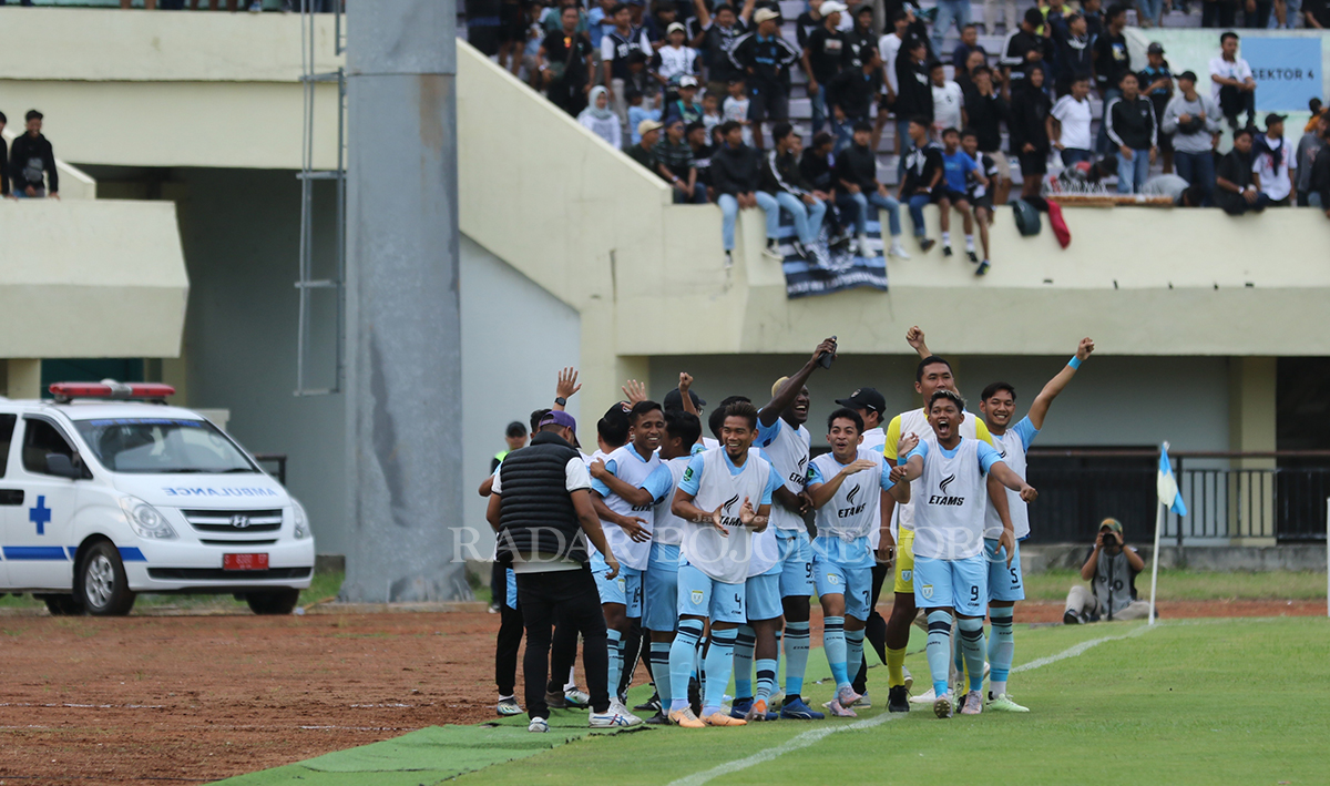 BUTUH MEMANG: Skuad Persela ketika bermain di Tuban Sport Center menghadapi FC Bekasi City. Besok, Persela membutuhkan tiga poin untuk menjaga asa lolos dari grup Y 12 besar Liga 2.