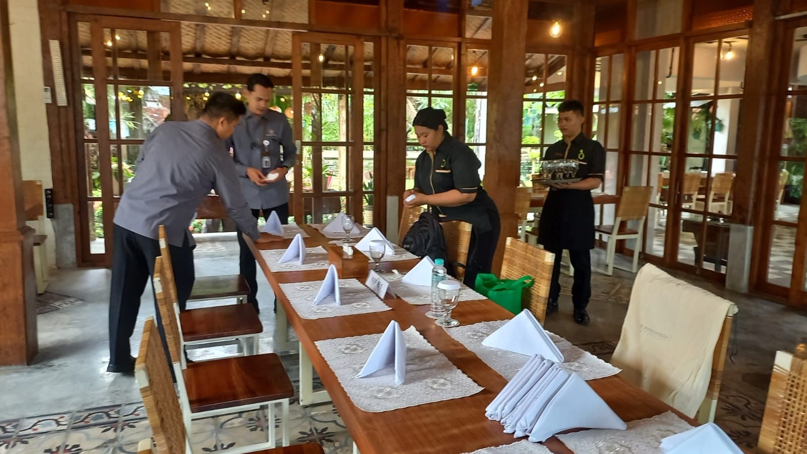 BANGGA: Tim restoran fokus mempersiapkan dan memastikan hidangan yang akan disajikan untuk Presiden RI Joko Widodo dalam keadaan hangat. (IST/RADAR BLORA)