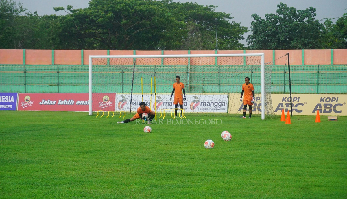 BUTUH PERBAIKAN: Persibo saat latihan di SLS. Beberapa  fasilitas butuh perbaikan, jaring gawang perlu diganti, hingga lampu stadion harus bisa dinyalakan ketika gelap. (YUAN EDO/RADAR BOJONEGORO)